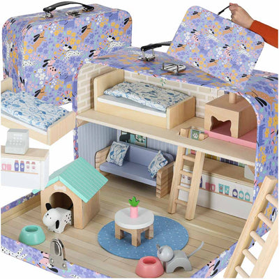 Mājdzīvnieku viesnīca koferī koka mēbeles un figūriņas