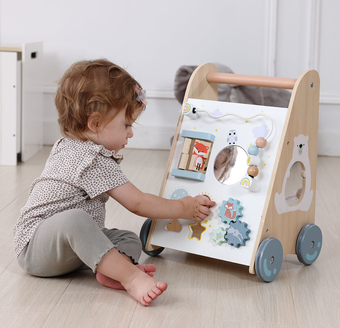 Koka izglītojošie stumjamie ratiņi ar kustīgiem elementiem | EcoToys