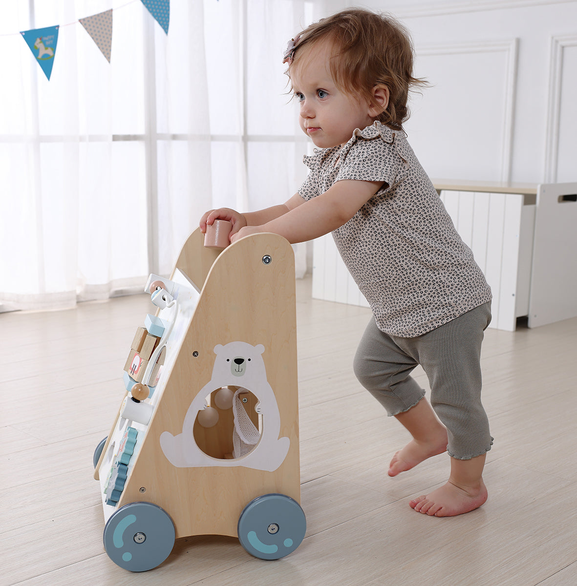Koka izglītojošie stumjamie ratiņi ar kustīgiem elementiem | EcoToys