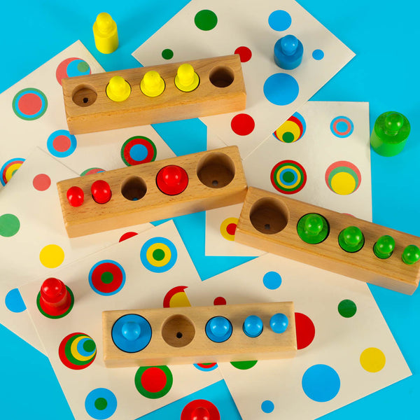 Montessori koka cilindru atsvari krāsaini